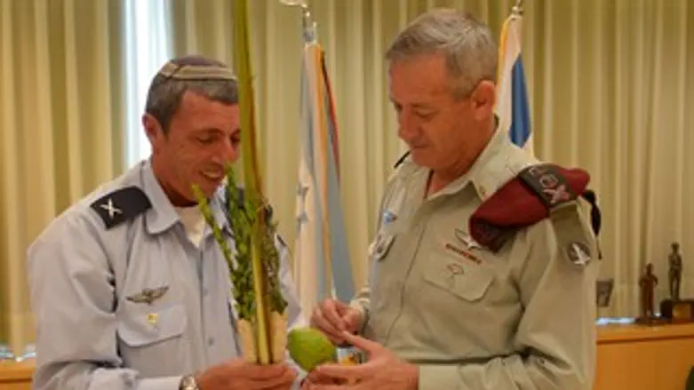 הרמטכ"ל גנץ והרב תא"ל רפי פרץ