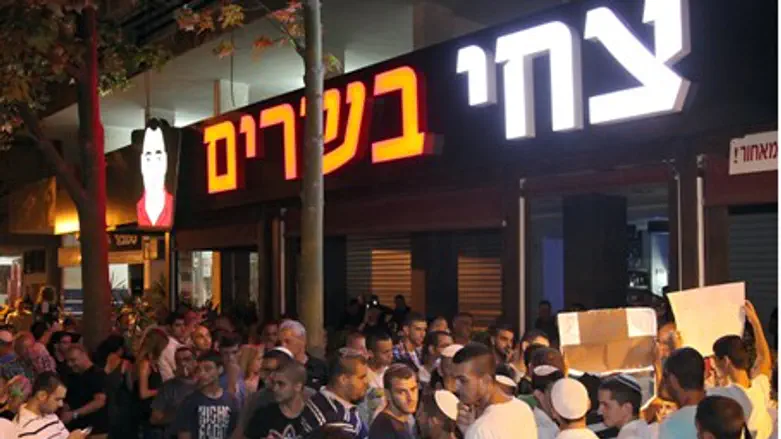 Protest outside Tzachi Basarim restaurant