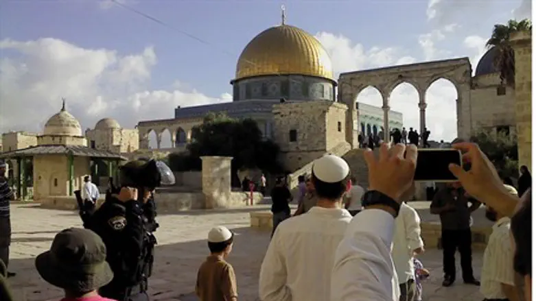 Police stop Jews' advance