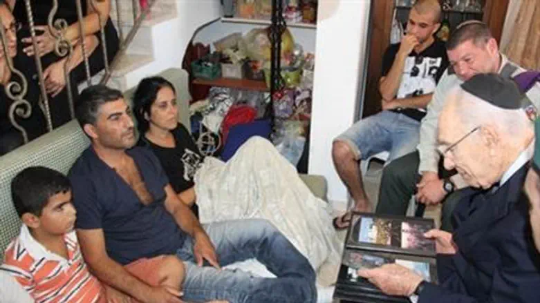 Peres with the Kobi family, Friday