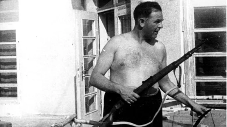 Amon Goeth prepares to shoot inmates at Plasz