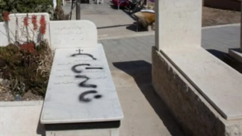 השחתת מצבות בבית עלמין נוצרי. ארכיון