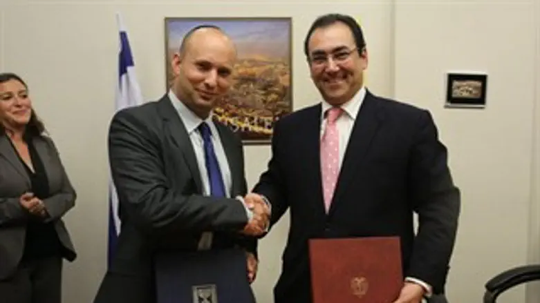 חתימת ההסכם. היום