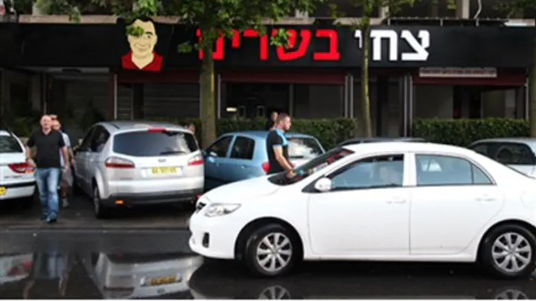 Tzachi Bsarim, in Bat Yam