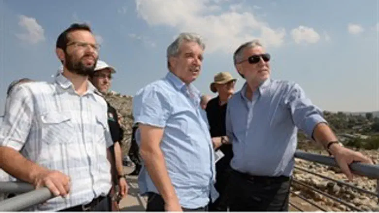 שר הרווחה עם ראש המועצה וסגנו