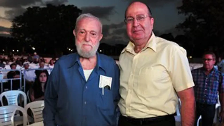 יעלון עם מפקד החטיבה במלחמת יום הכיפורים, אלו