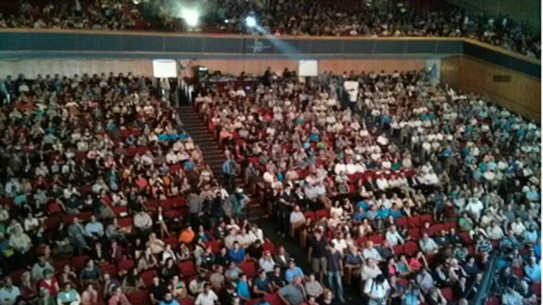 Thousands at Binyanei HaUma