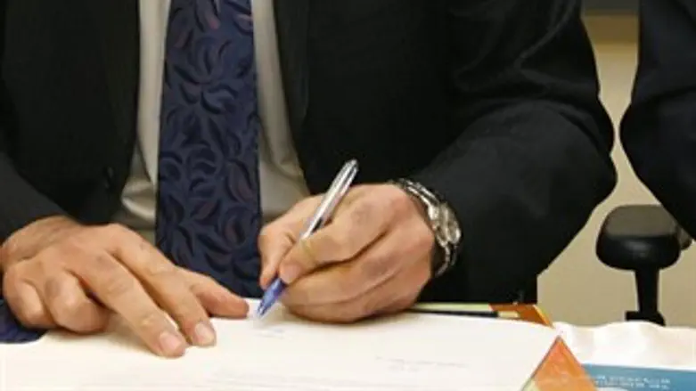 לחתום בזהירות. אילוסטרציה