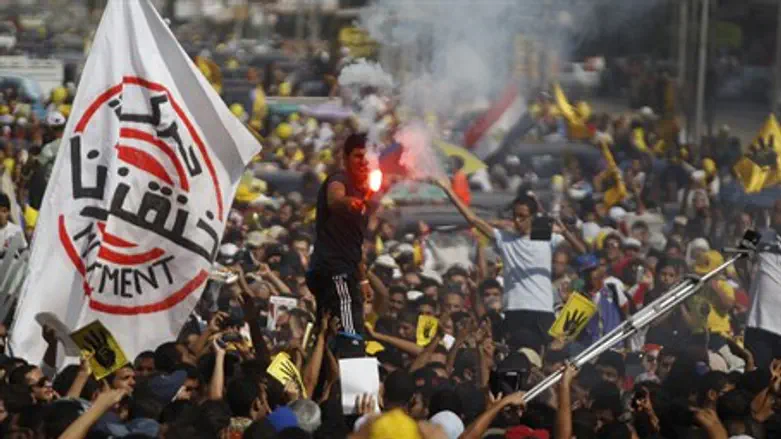 Members of the Muslim Brotherhood shout sloga