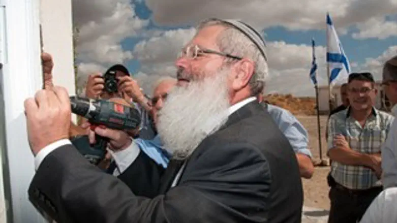 הרב בן דהן קובע מזוזה בשדמה
