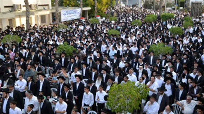 Crowds gather outside Porat Yosef Yeshiva