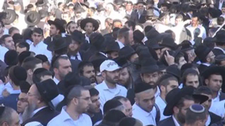 מחכים למסע הלוויה של הרב עובדיה זצ"ל