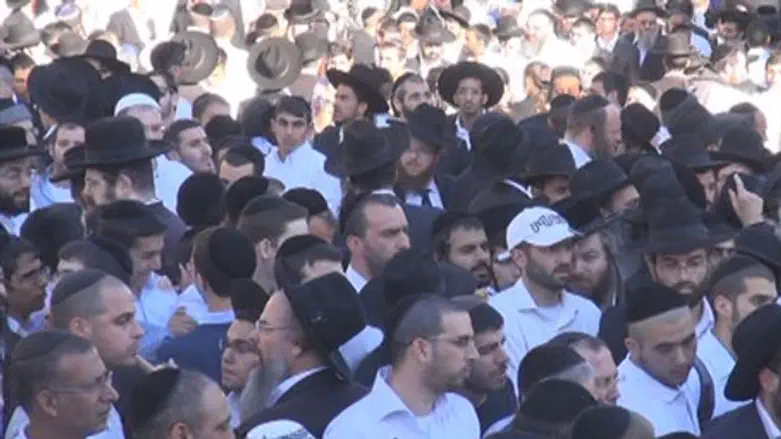 מחכים למסע הלוויה של הרב עובדיה זצ"ל