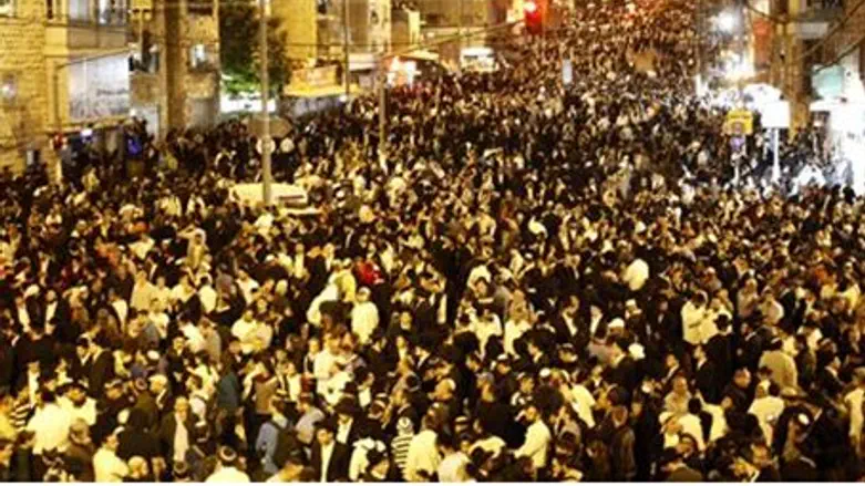 Толпы людей прощаются с раввином Овадьей Йосе