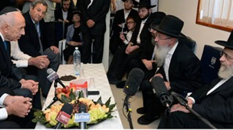 נשיא המדינה שמעון פרס מנחם את משפחת יוסף