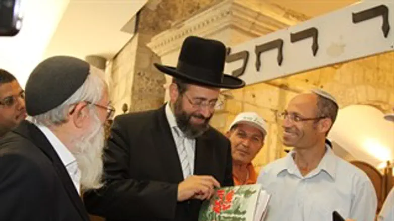 פרל בקבר רחל עם הרב הראשי