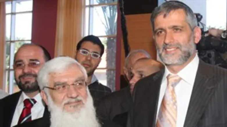 הרב פנחסי (משמאל) וח''כ אלי ישי