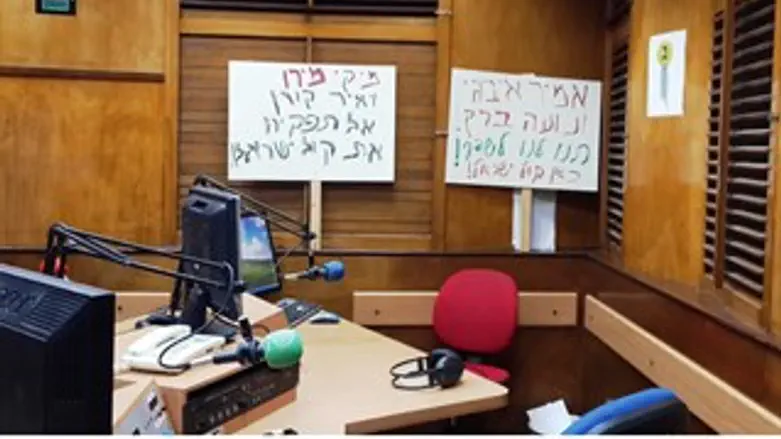 שלטים באולפן של קול ישראל