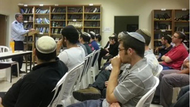 הרב פרץ עם תלמידי הישיבה