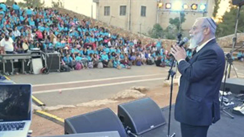 הרב אייזמן מברך