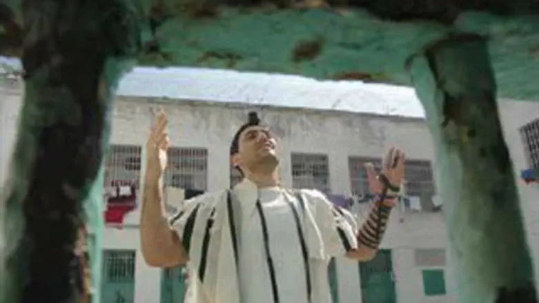 אסיר מתפלל בכלא איילון