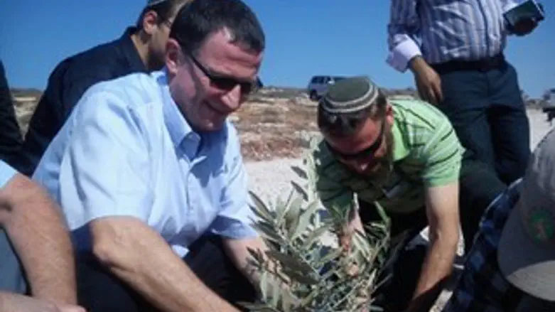 יולי אדלשטיין בחוות ישוב הדעת