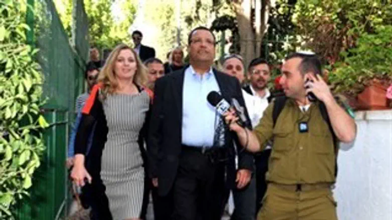 משה ליאון ורעייתו סתוית, הבוקר