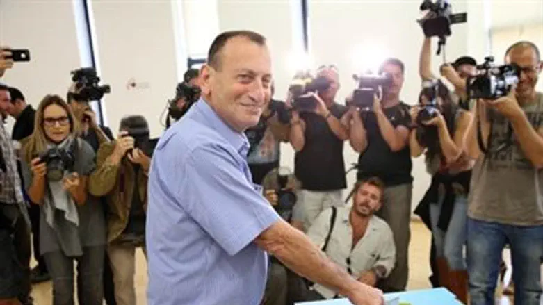Incumbent Ron Huldai votes in Tel Aviv
