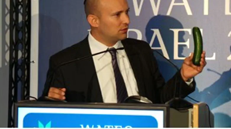 נואם בתערוכה. בנט