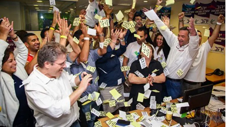 Yahav's supporters begin early celebration in