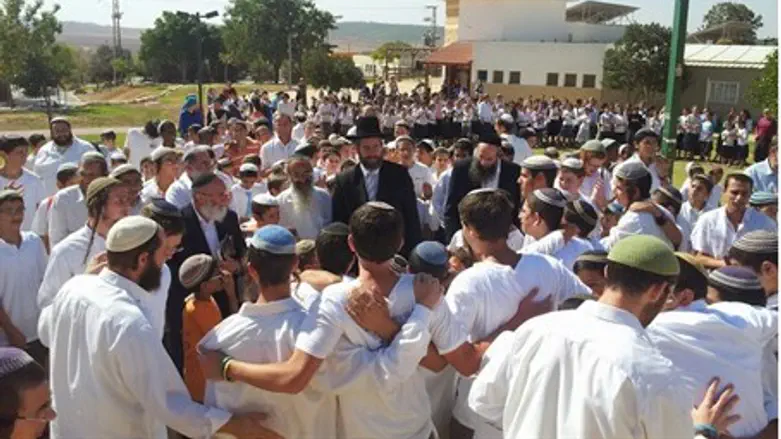 Rabbi David Lau visits the Gush Katif Yeshiva