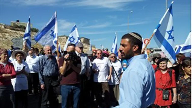 הרב דוראני והמפגינים