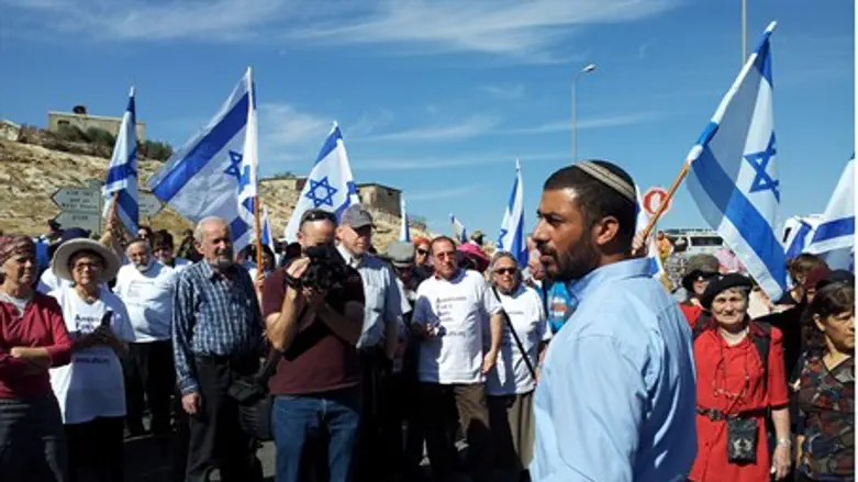 Рав Ярон Дорани и демонстранты