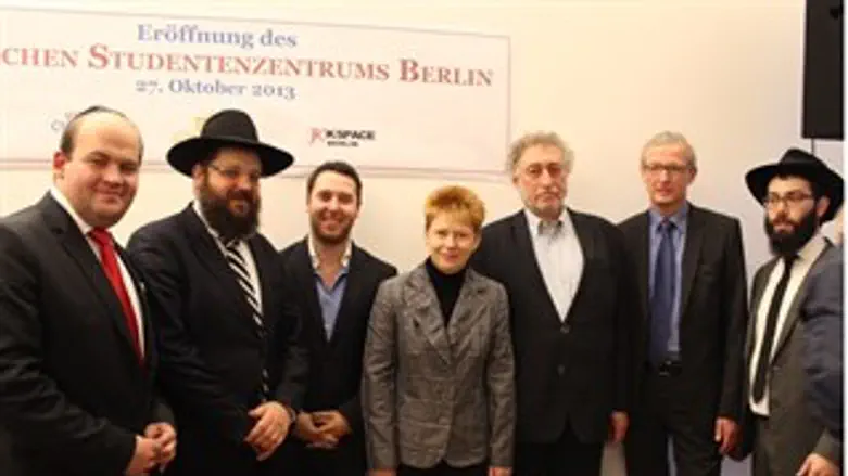 רב הקהילה הרב טייכטל עם סגנית נשיא הבונדסטאג