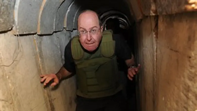 במנהרה. השר יעלון