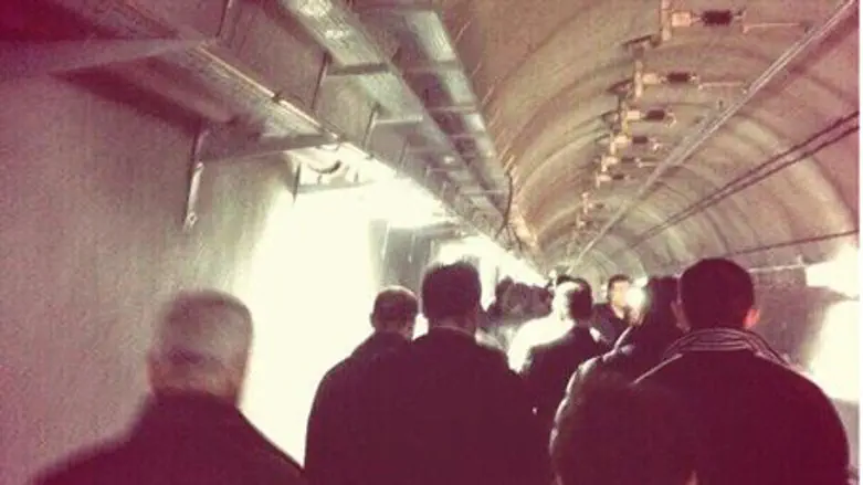 Люди, идущие по туннелю