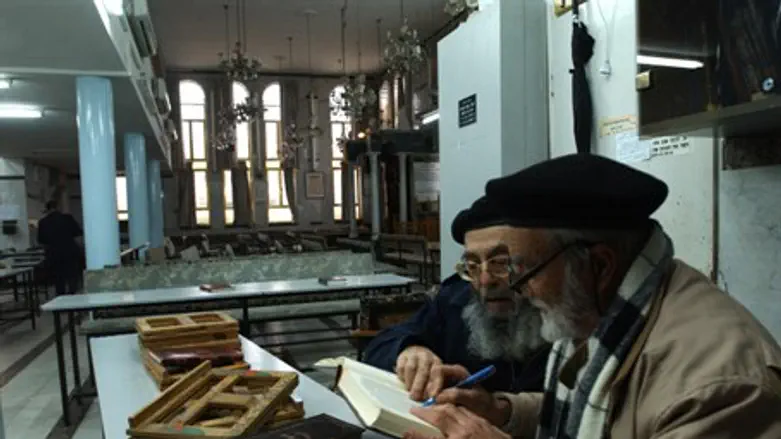 Bukahri Jews study in Jerusalem synagogue (Il
