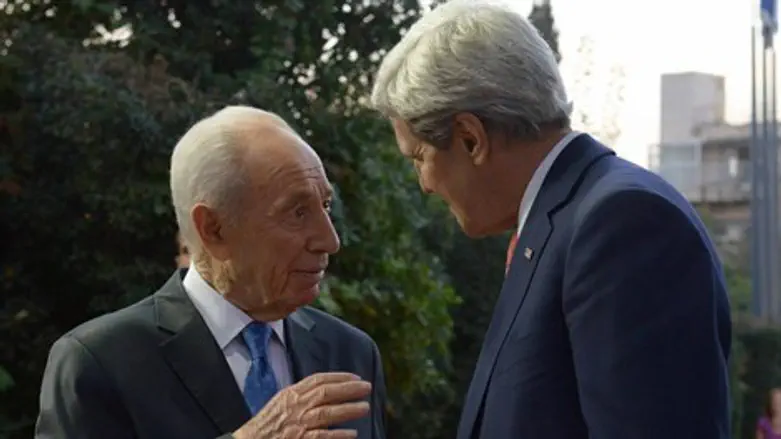 ג'ון קרי ושמעון פרס 