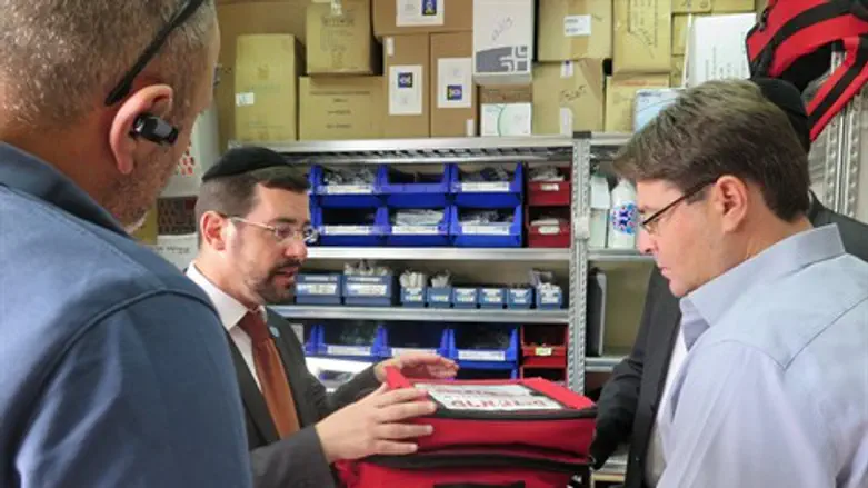 אופיר אקוניס ב'איחוד הצלה'