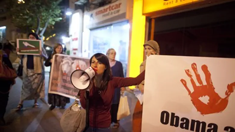 Protesters call for end to US pressure, priso