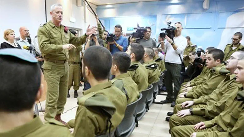 בני גנץ עם מתגייסים