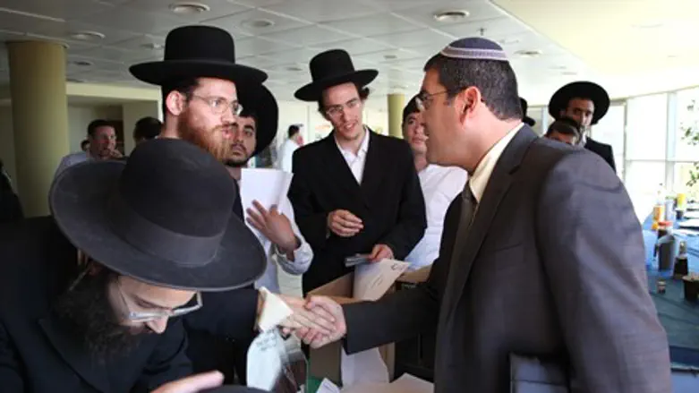 מנכ"ל מנהלת השירות הלאומי עם המתגייסים החרדים