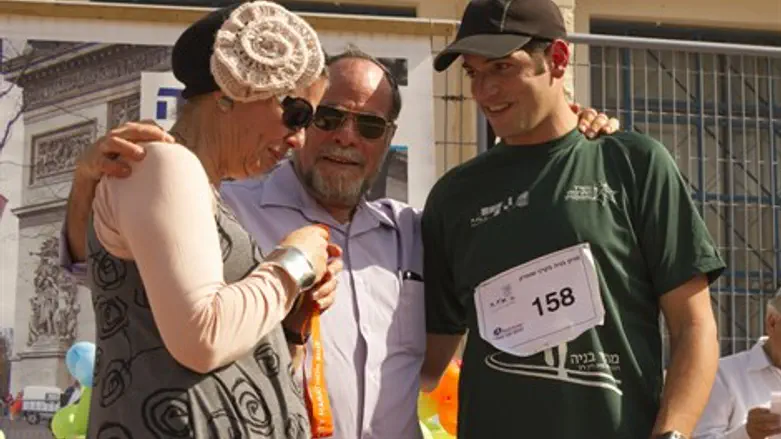אהרון קרוב עם הוריו של בניה ריין הי"ד