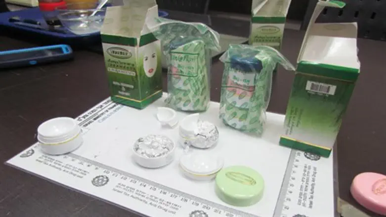 כדורי סם מוחבאים במוצרי קוסמטיקה