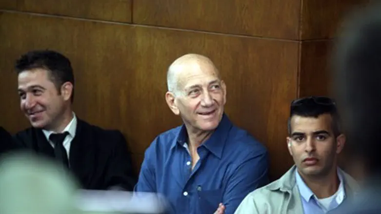 אולמרט בבית המשפט. ארכיון