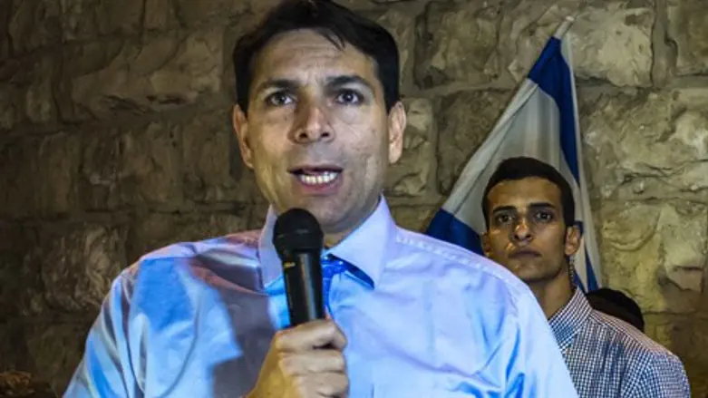 מאשים ומחוייב. דנון