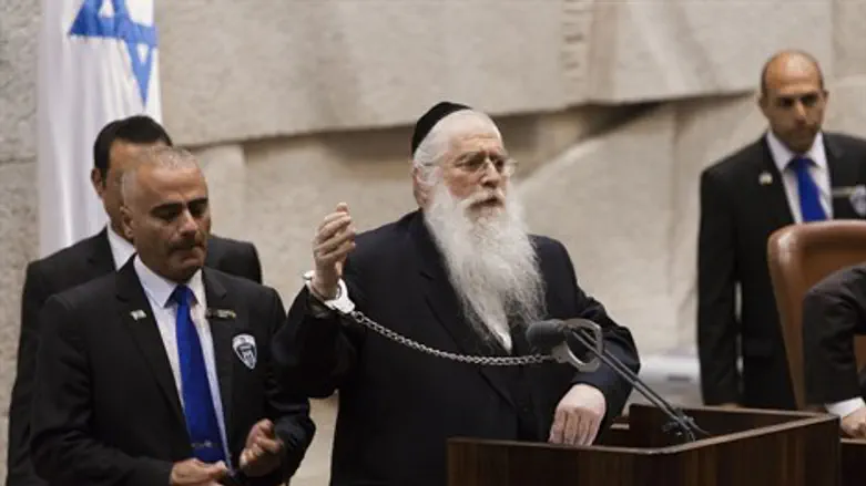 מאיר פרוש אזק עצמו בכנסת