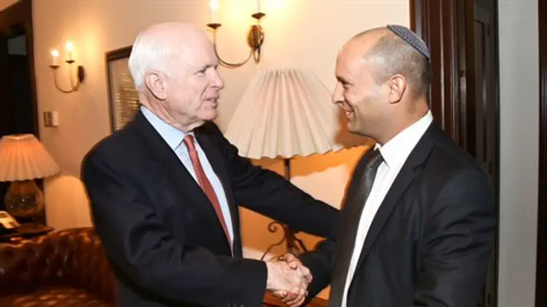 בנט עם מקיין