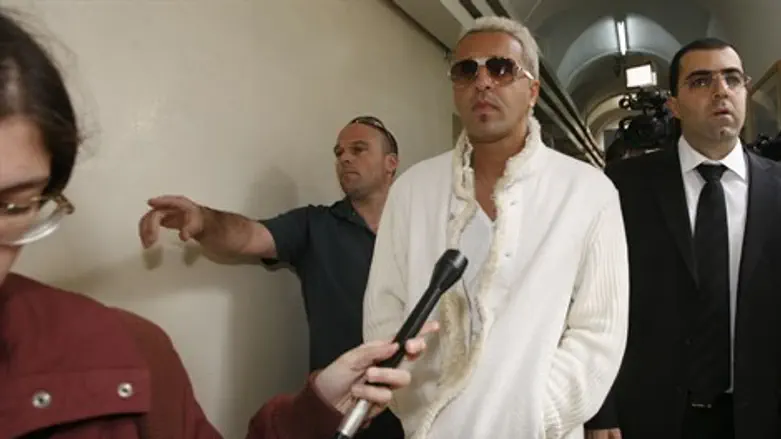 פרץ בדרך לחקירה. ארכיון