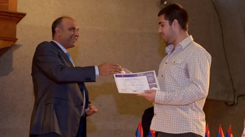נשיא ה-UITE מעניק את התמונה לזוכה